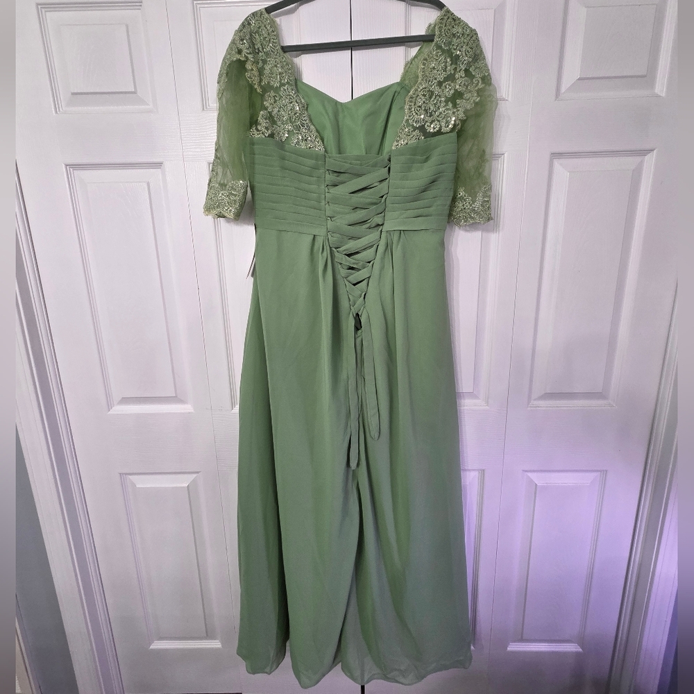Elegant Green Long Sleeve Dress - Picture 2 of 3